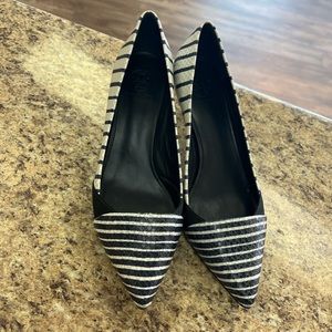 Tory Burch, women size 7. Deep navy and white stripped pump!